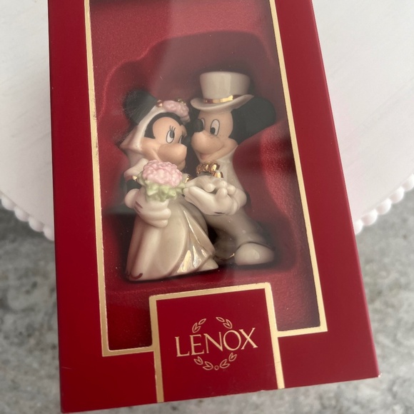 BRAND NEW IN BOX Lenox China Disney Showcase Minnies Dream Wedding - N/O